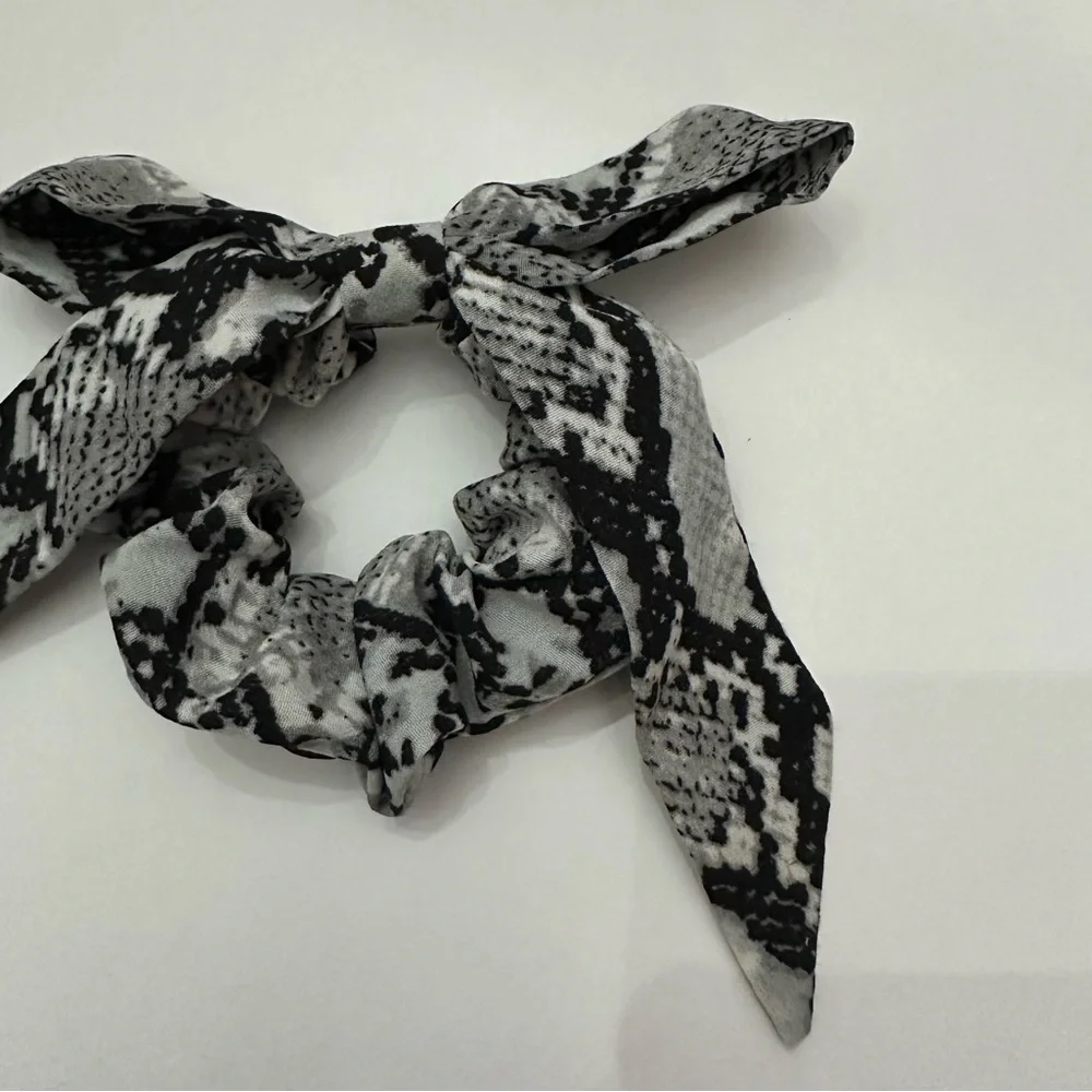 NWOT Snakeskin Bow Hair Scrunchie Black White One Size